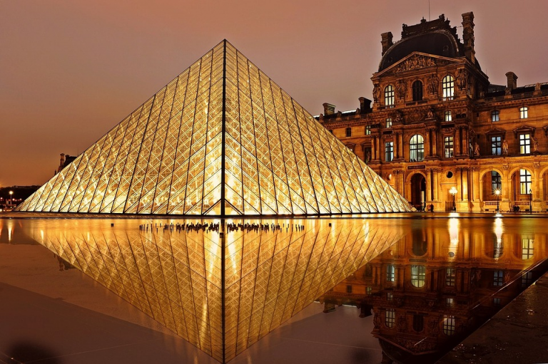 Pyramide et Musée du Louvre
