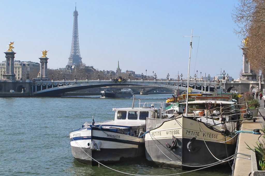 La Tour Eiffel vue de la Seine et ses péniches